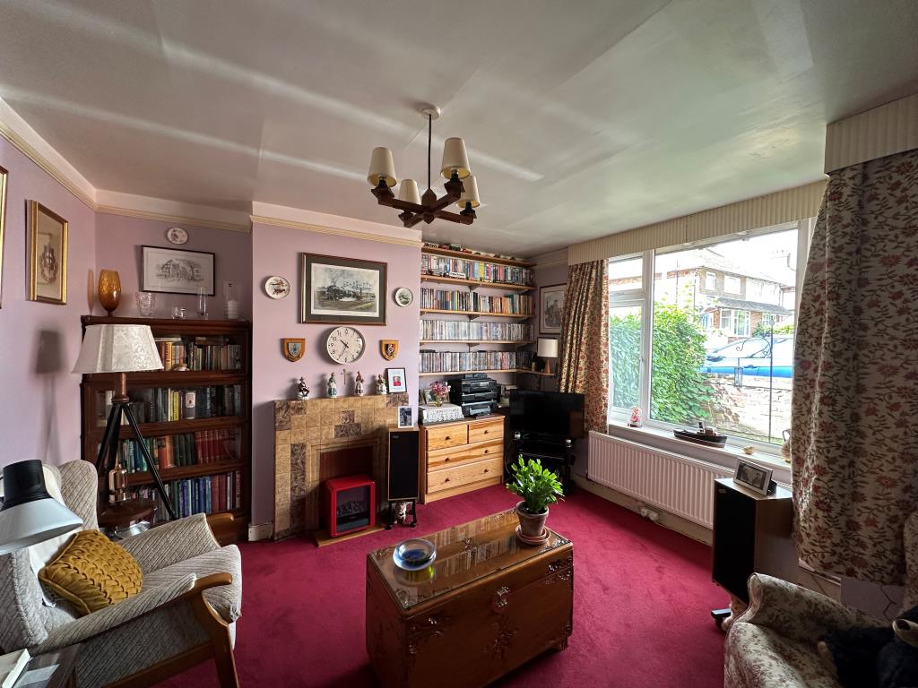 Lot: 165 - SEMI-DETACHED STATUTORY INVESTMENT - Living room